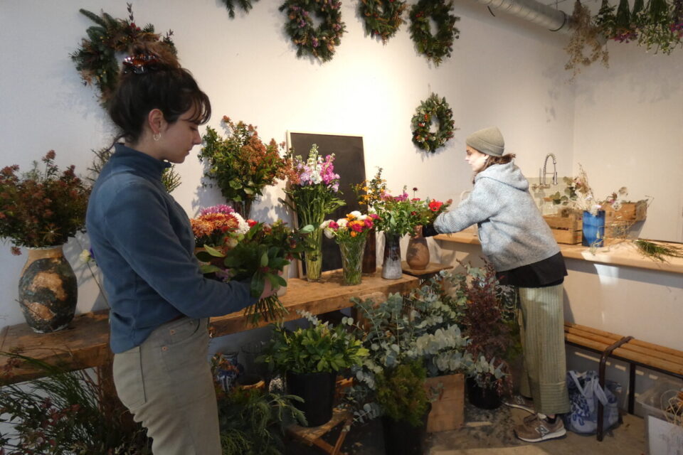 Pauline a fait des études de Lettres et a découvert le métier de fleuriste en parallèle, en vendant des fleurs sur le marché. Charlène a entrepris un CAP fleuriste après avoir exercé dix ans en tant qu'éducatrice spécialisée.