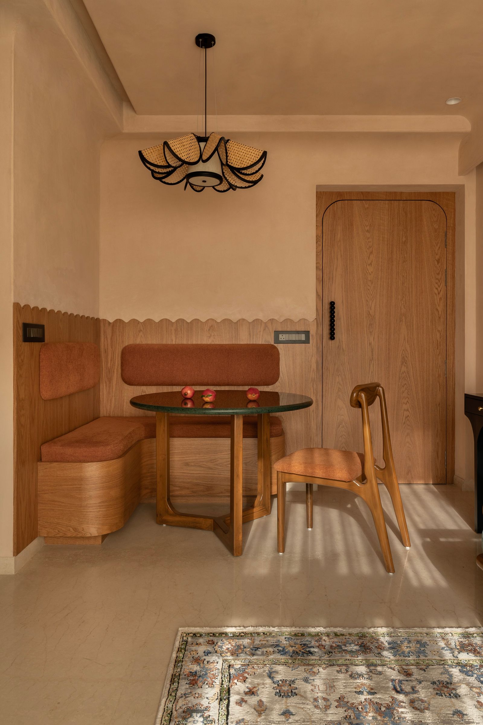 Dans la cuisine un petit coin repas permet de tirer le meilleur parti dun espace prcieux et limit. Le luminaire est le...