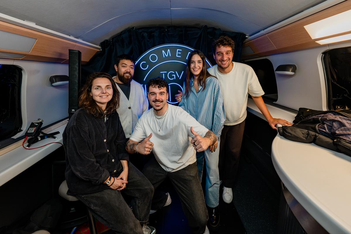 Jeudi 20 novembre 2025, dans un train Bordeaux-Paris, Margot Demeurisse, Dony London, Sylvain Gautier, Morgane Meli et Mathieu Delaplace se sont produits à bord d’un TGV Inoui Comedy Club.