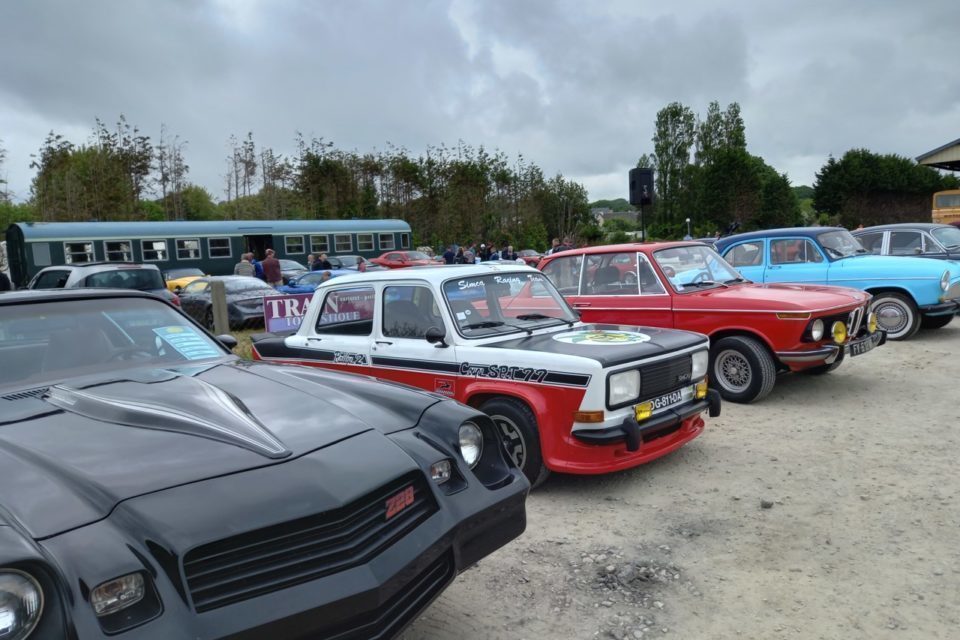 Les voitures anciennes et de prestige ont de nouveau séduit le public à Barneville (Manche). 