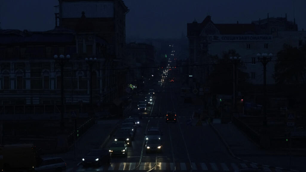 La ville de Kharkiv plongée dans le noir après des attaques de drones russes sur les infrastructures énergétiques, le 9 novembre 2025. 