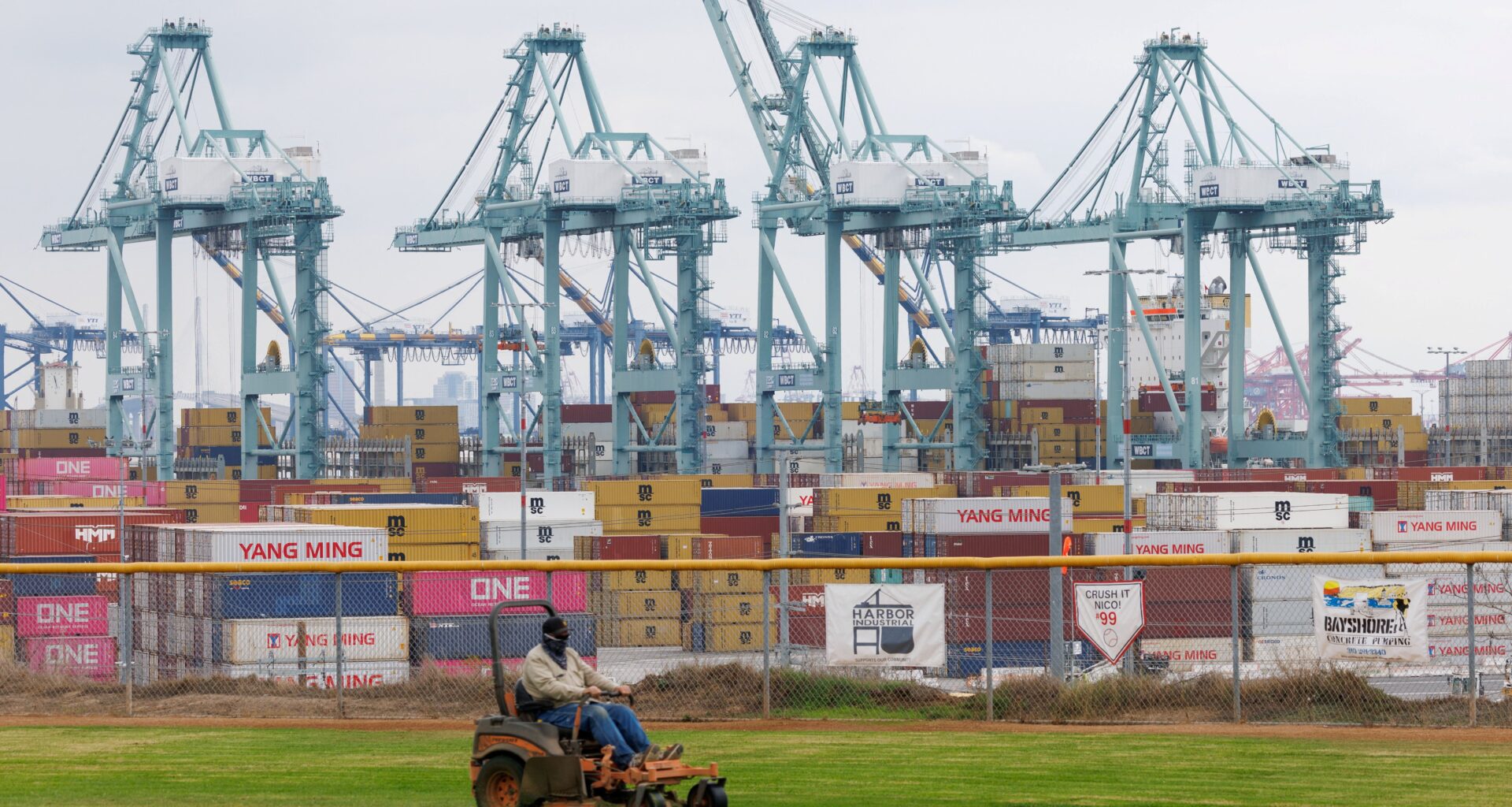 Trump exempte de droits de douane de nombreuses denrées importées