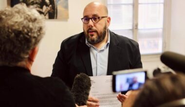 L'élu d'opposition à Nice Philippe Vardon présente la lettre de réponse de la préfecture des Alpes-Maritimes à sa question relative à l'implantation des Frères musulmans dans le département. Photo©DR