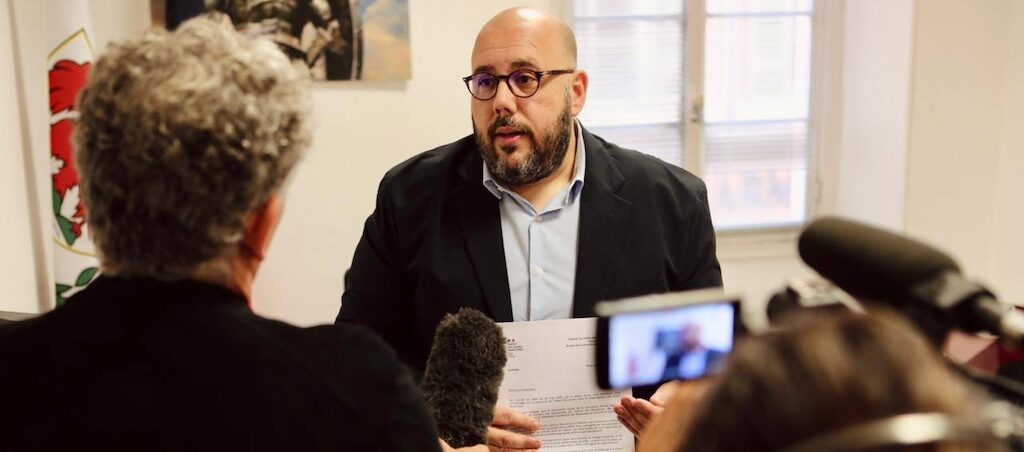 L'élu d'opposition à Nice Philippe Vardon présente la lettre de réponse de la préfecture des Alpes-Maritimes à sa question relative à l'implantation des Frères musulmans dans le département. Photo©DR