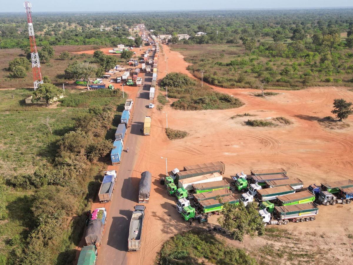 asphyxiée par les djihadistes, mal défendue par la Russie, la junte est aux abois