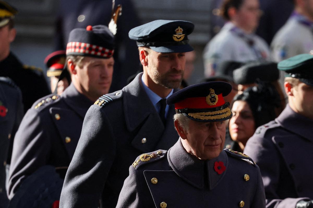 William, son héritier, se fait plus présent aux côtés ou à la place de son père. Ici, derrière Charles pour l’anniversaire de l’armistice de 1918.