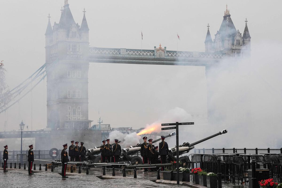 À Londres, on a tiré au canon pour l’anniversaire du monarque.