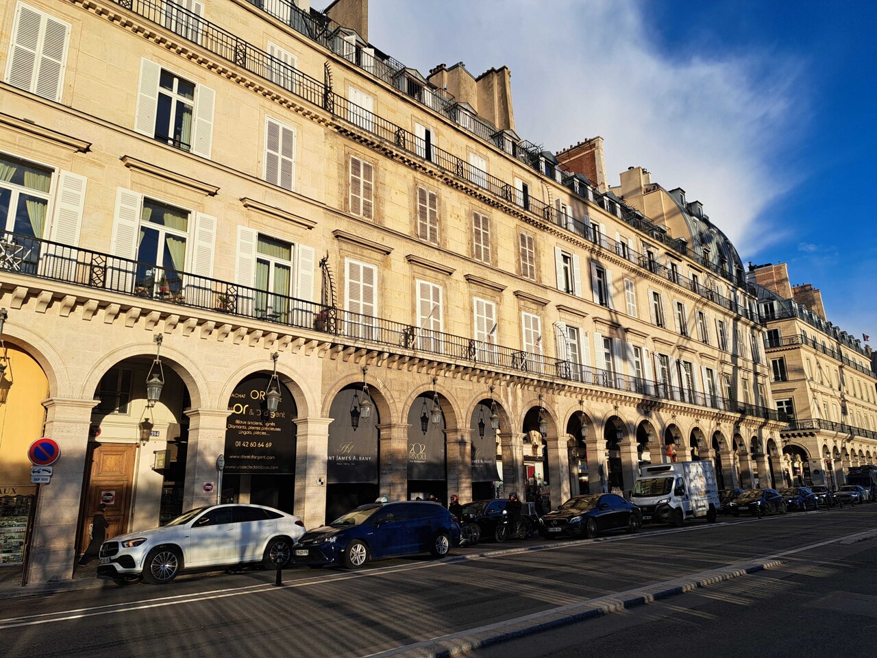 Propriétaires négligents, absence de règle… La délicate préservation des arcades de la rue de Rivoli à Paris