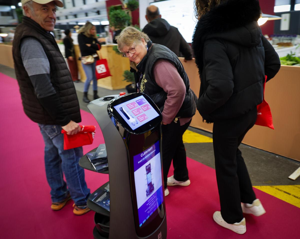 Les robots autonomes suscitent la curiosité des passants.