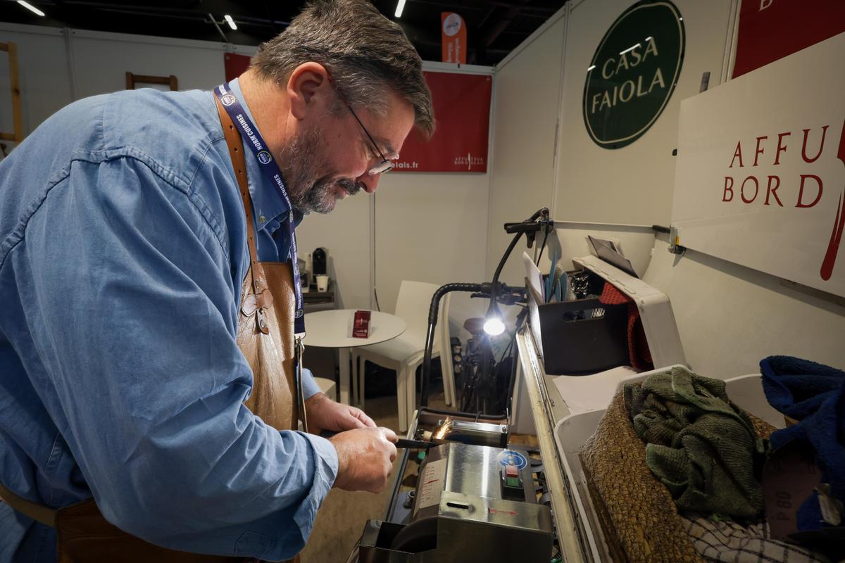 L’affûteur Laurent Vallantin-Dulac propose des démonstrations sur son stand.