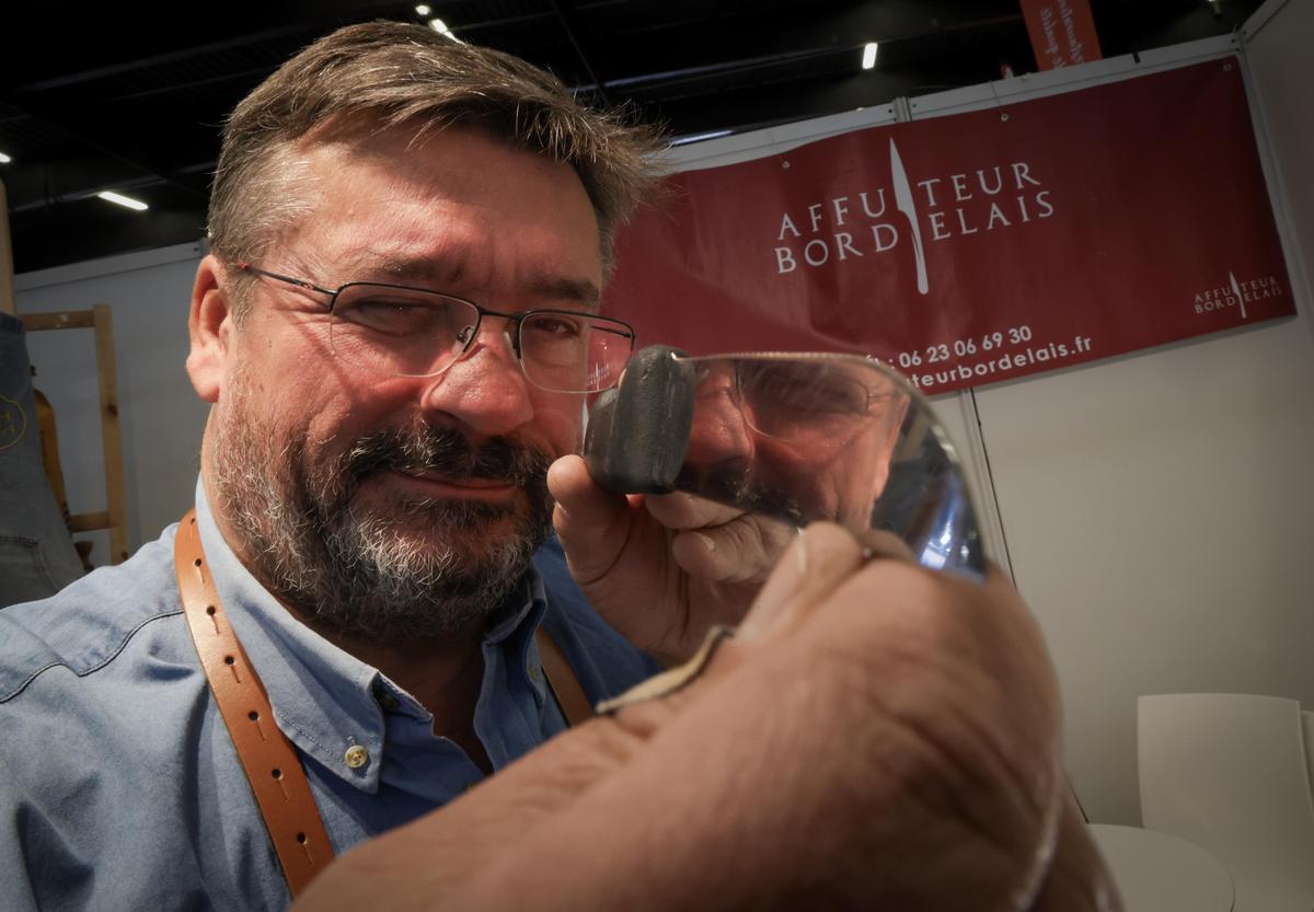 Après un parcours dans l’agroalimentaire, Laurent Vallantin-Dulac affûte désormais couteaux de travail, couteaux de table, sécateurs et cisailles.