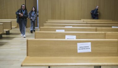 un homme surpris en train d’enregistrer les débats