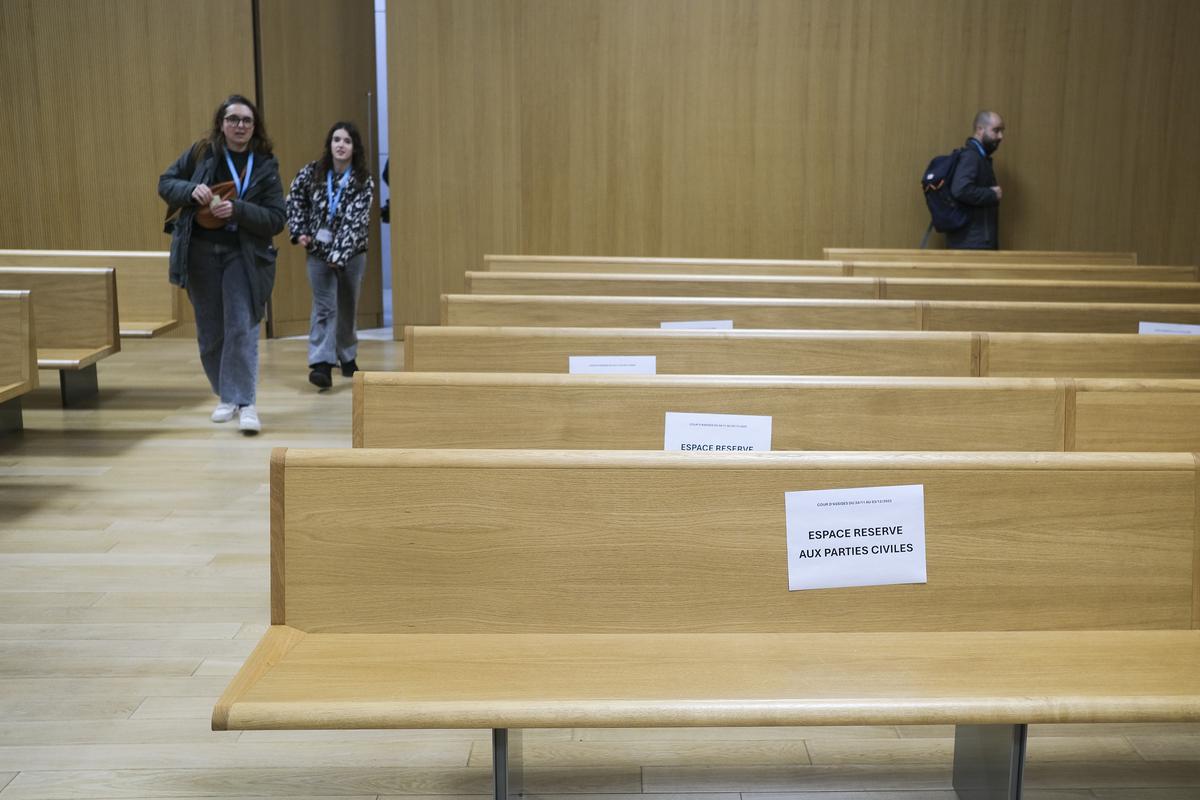 un homme surpris en train d’enregistrer les débats