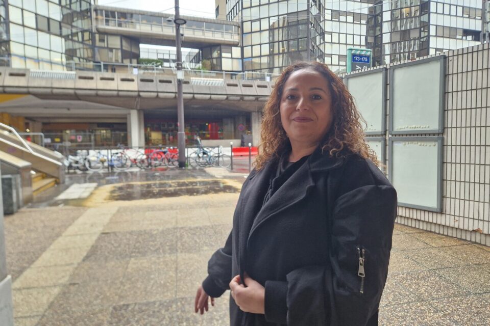 Zouina Meziane travaille depuis six ans dans ce décor morose.  