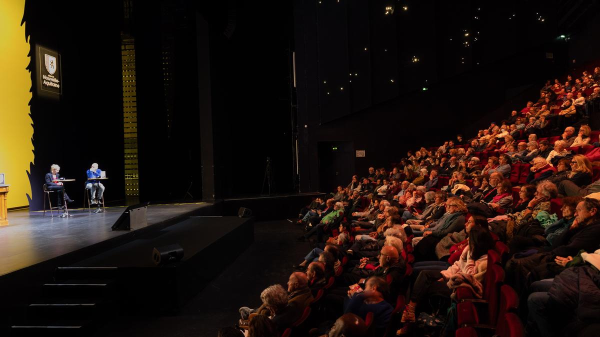L’amphithéâtre du TNBA était bien rempli ce 26 novembre ; le public est composé de différentes générations.