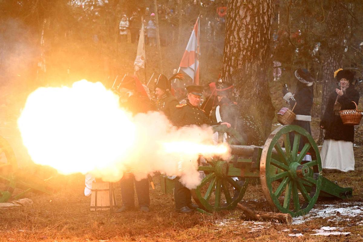 Le tir des canons, à quelques centaines du front russo-ukrainien, rappelle aux spectateurs les horreurs de la guerre.