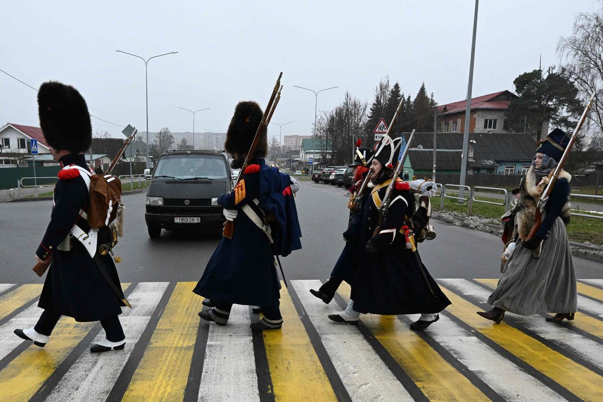 Aujourd’hui, les grognards traversent tranquillement au passage piéton, nettement plus tranquille que le passage, tragiquement entré dans l’Histoire, de la Bérézina.