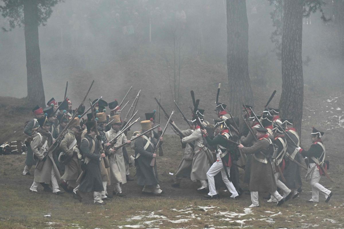 Des membres de clubs historiques déguisés en soldats français et russes de 1812 participent à une reconstitution historique pour marquer le 213e anniversaire de la retraite de l’armée napoléonienne de Russie à travers la Bérézina.