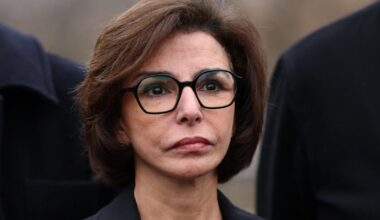 candidate à la mairie de Paris, Rachida Dati se met en scène en tenue d’éboueur dans une vidéo de campagne