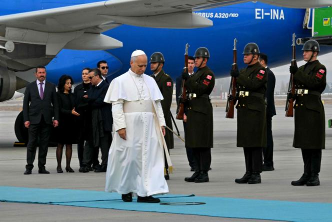 Le pape Léon XIV à son arrivée à l’aéroport international d’Esenboga, à Ankara, le 27 novembre 2025.
