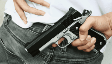 scène troublante devant une agence immobilière, un homme exhibe une arme