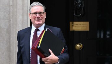 Au Royaume-Uni, le gouvernement Starmer défend un plan qui affaiblit le droit d’asile