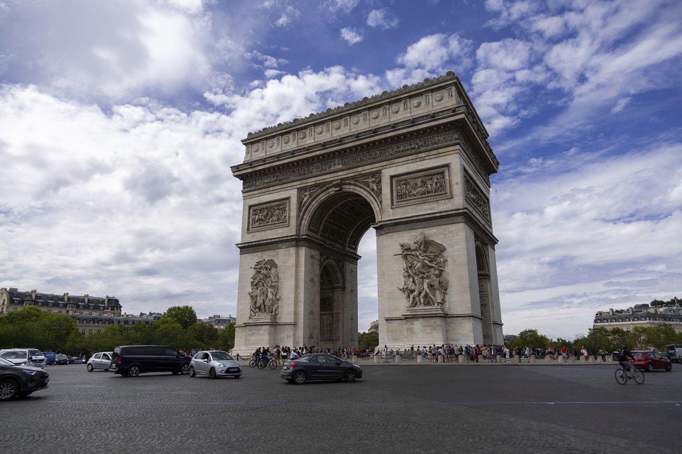 trois personnes écrouées à Paris pour espionnage et ingérence