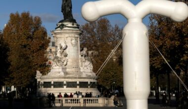 A Paris, un stérilet géant pour interpeller sur le sort des contraceptifs américains : Actualités
