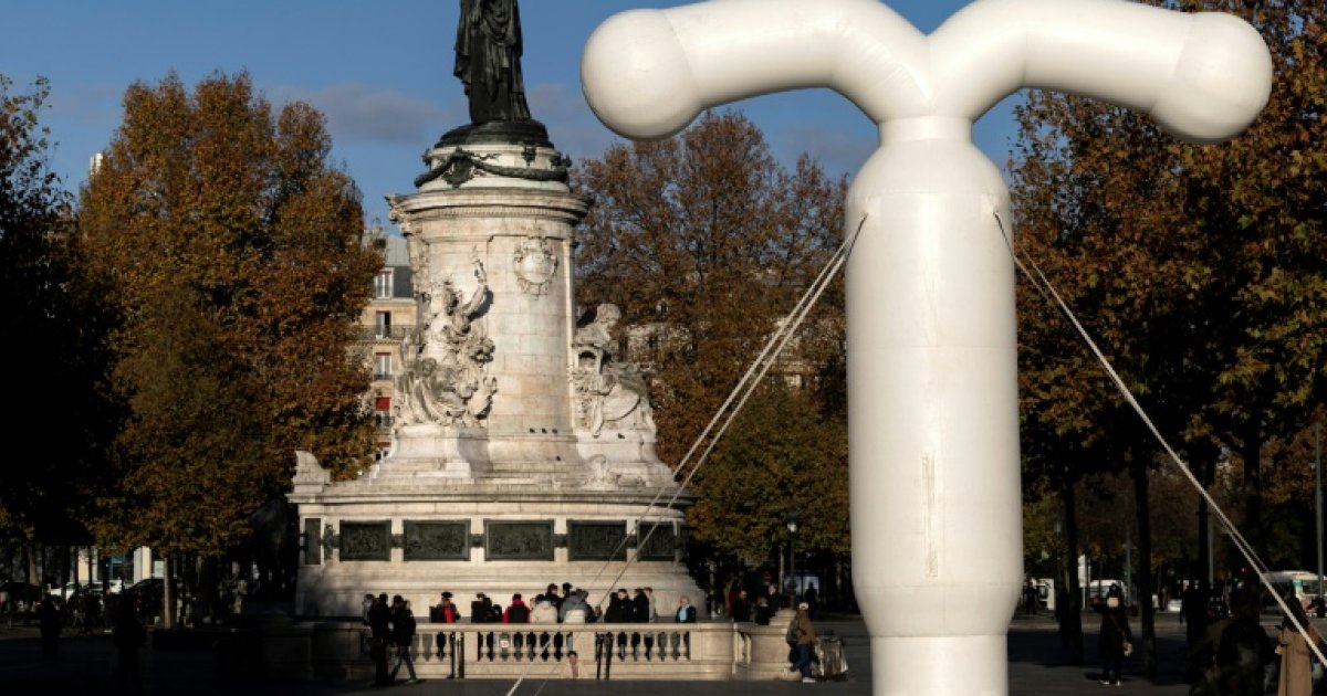 A Paris, un stérilet géant pour interpeller sur le sort des contraceptifs américains : Actualités