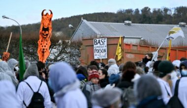 Pollution: des manifestants bloquent une usine BASF près de Rouen : Actualités
