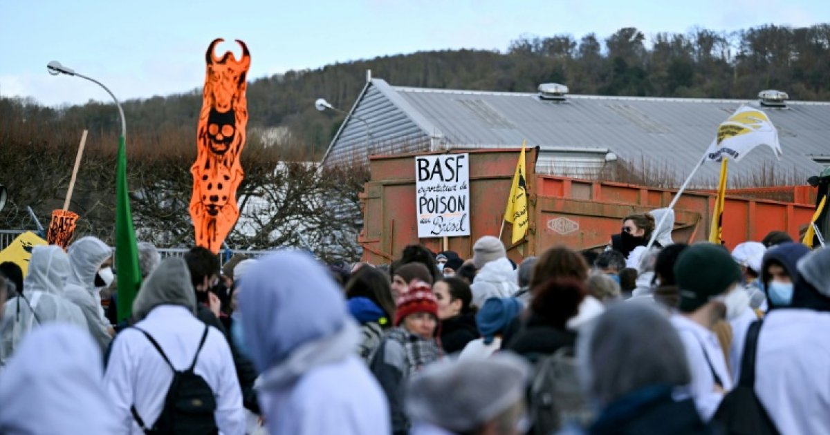 Pollution: des manifestants bloquent une usine BASF près de Rouen : Actualités