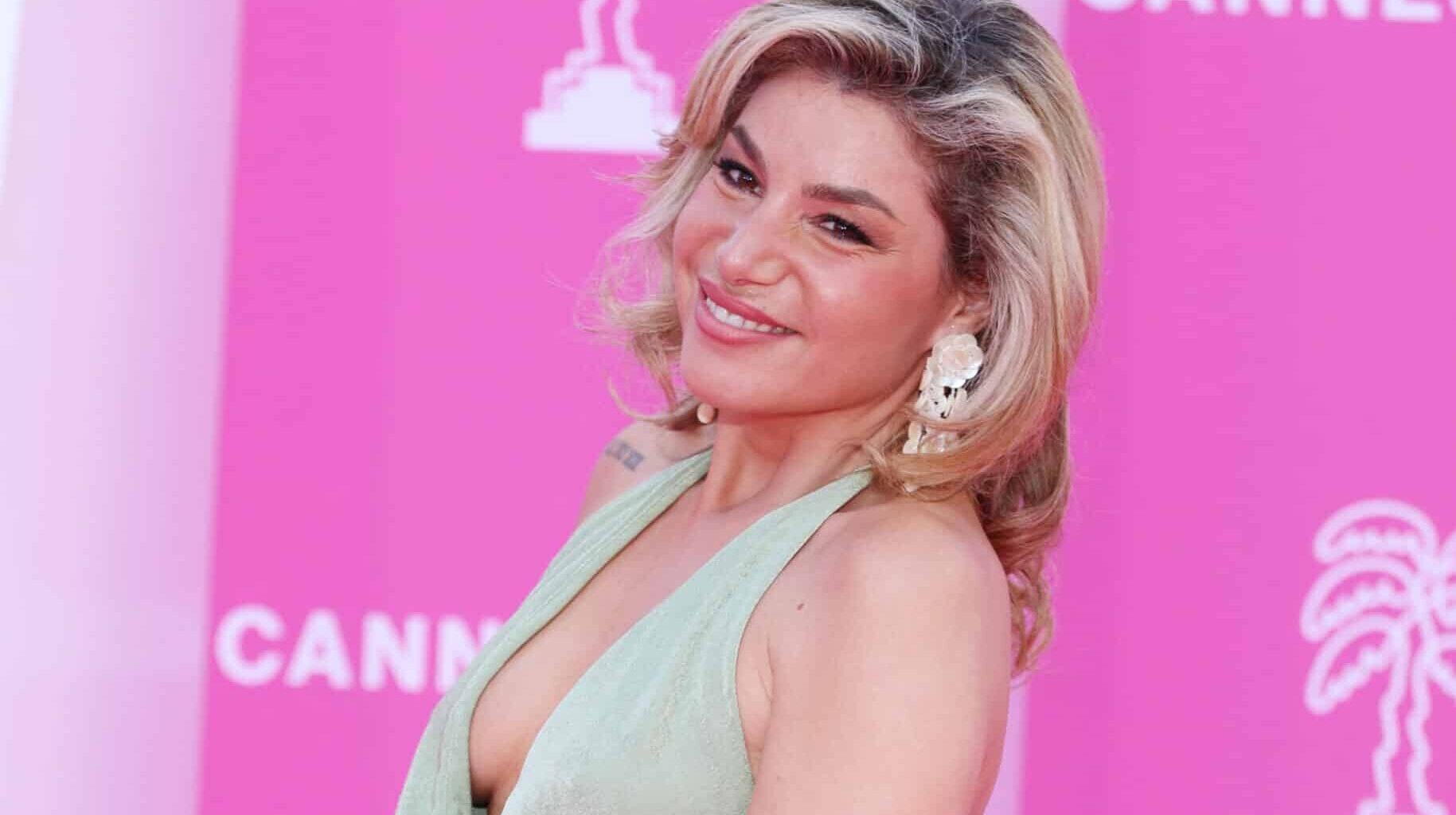 "Bon ben voilà, je suis enceinte" : Lola Marois, la compagne de Jean-Marie Bigard, ventre bien arrondi sur Instagram