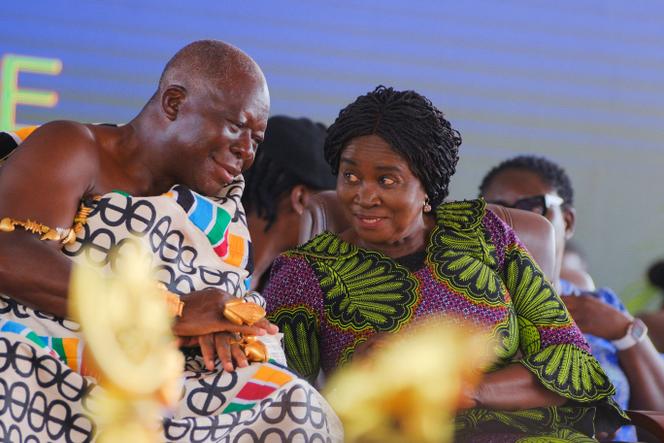 Asantehene Otumfuo Nana Osei Tutu II (à gauche), 75 ans, s’entretient avec la vice-présidente du Ghana, Naana Jane Opoku-Agyemang (à droite), 73 ans, à Afrisipakrom, au Ghana, 30 octobre 2025. 