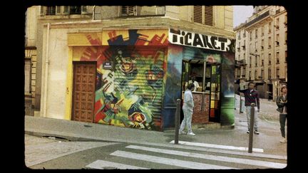 La devanture du magasin Ticaret (Paris 10e) vers 1990. Extrait du docu-fiction "Ticaret" de J.O.E. l'Extraterrestre produit par Canal+ (2025). (CAPA PRESSE / BOOM FILMS / CANAL+)