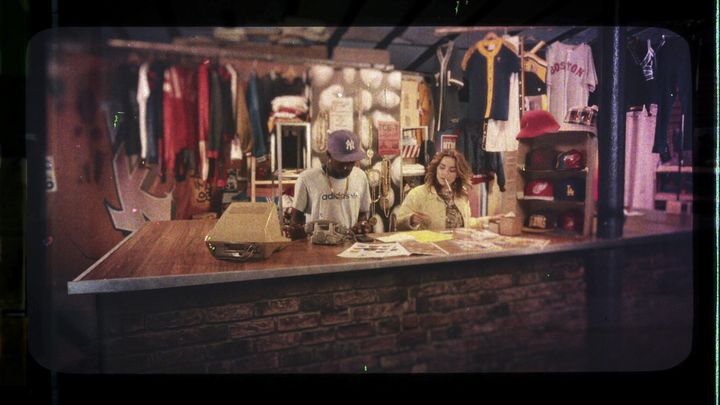 Reconstitution de l'intérieur de la boutique parisienne Ticaret, avec les fondateurs Dan et Françoise, dans le docu-fiction "Ticaret" de J.O.E. l'Extraterrestre produit par Canal+ (2025). (CAPA PRESSE / BOOM FILMS / CANAL+)