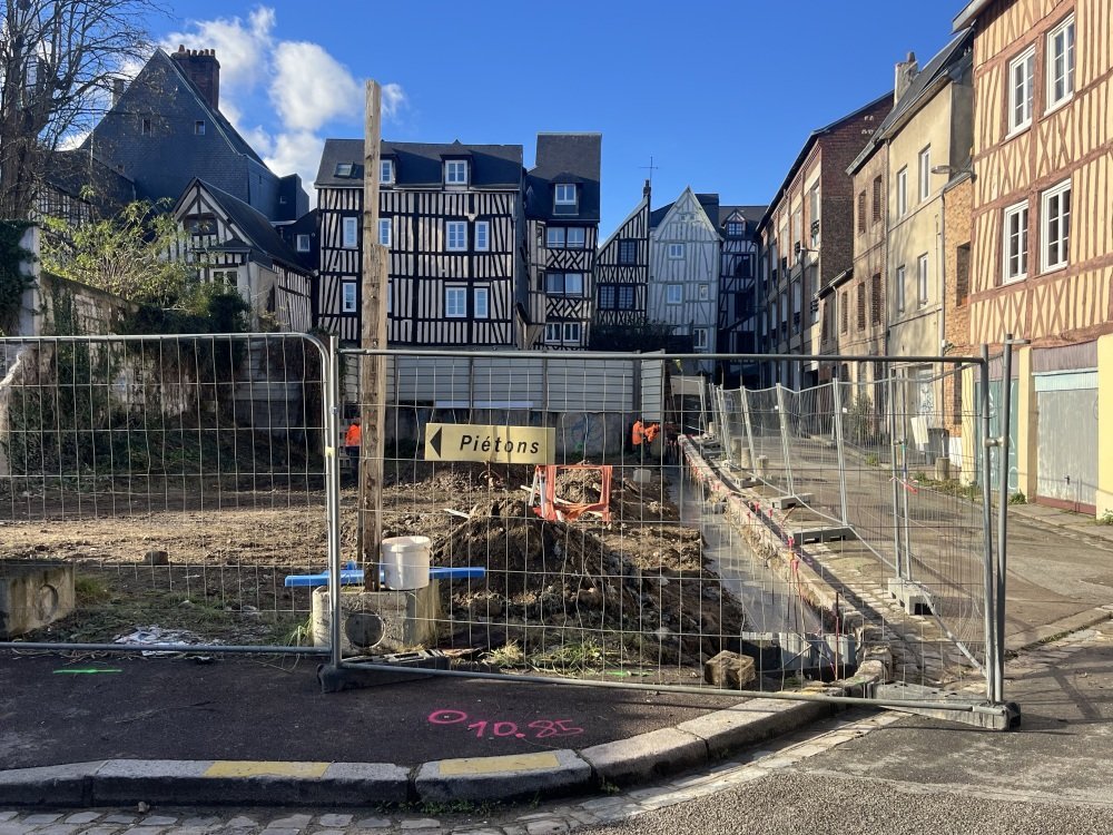 Le nouveau jardin public se trouve le long de l'Aître Saint-Maclou.