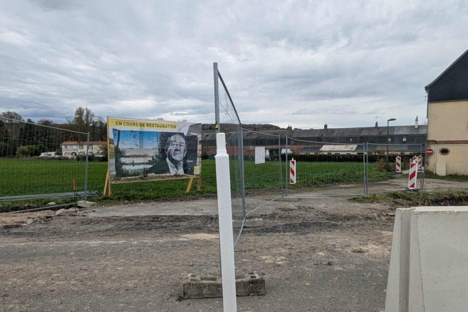 La fresque rendant hommage à Jean-Pierre Pernaut est en cours de restauration à Ponts-et-Marais.