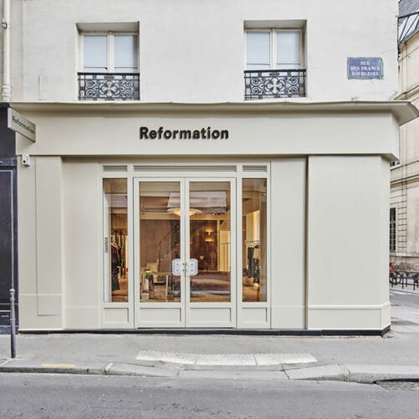 Reformation adapte son offre à la clientèle parisienne pour son ouverture dans le Marais