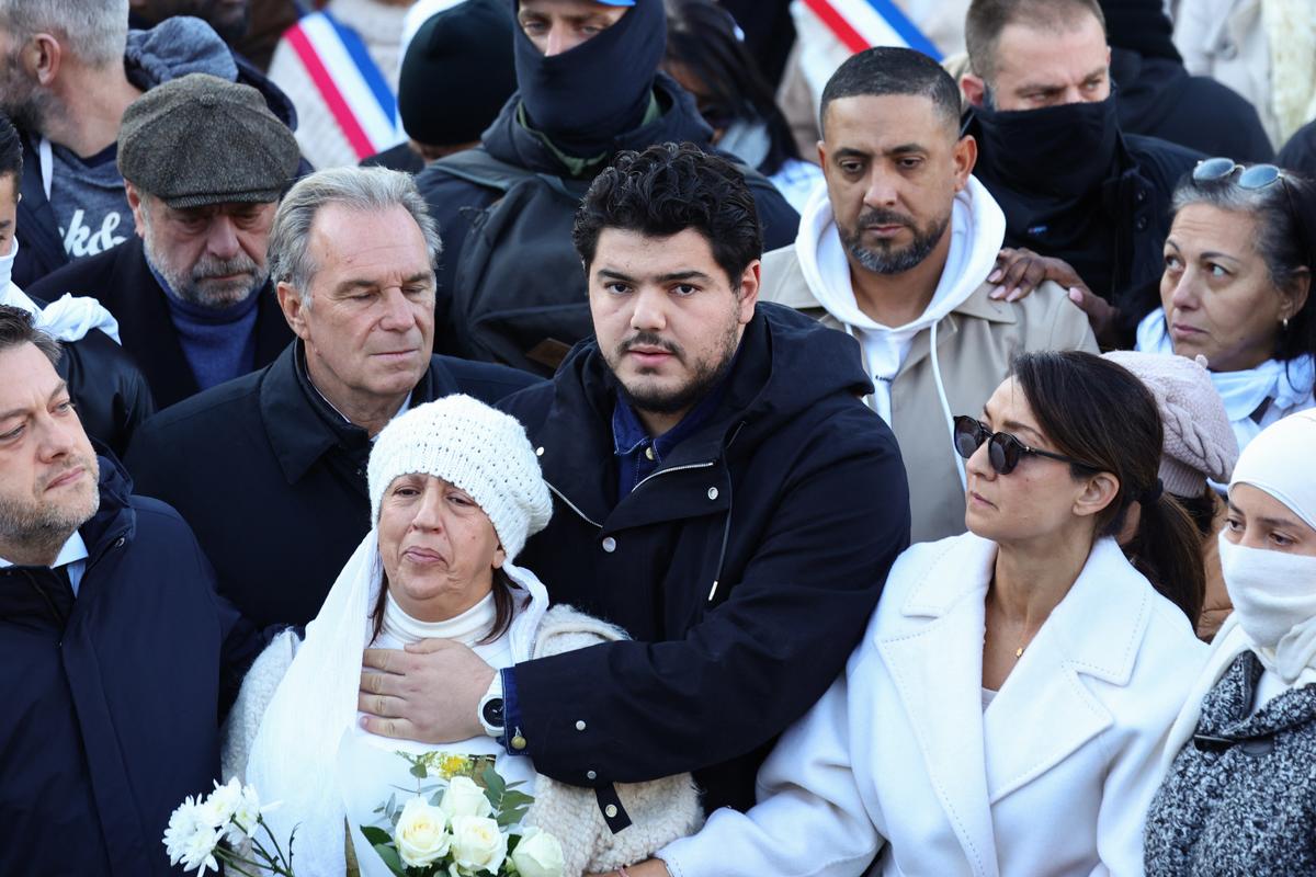 à Marseille, émotion et colère au rassemblement en hommage au petit frère du militant Amine Kessaci