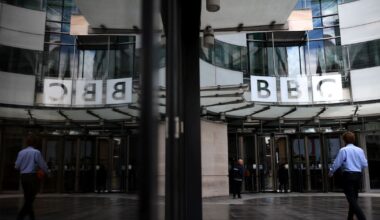 Au Royaume-Uni, un scandale fait tomber le directeur général et la rédactrice en chef de la BBC – Libération