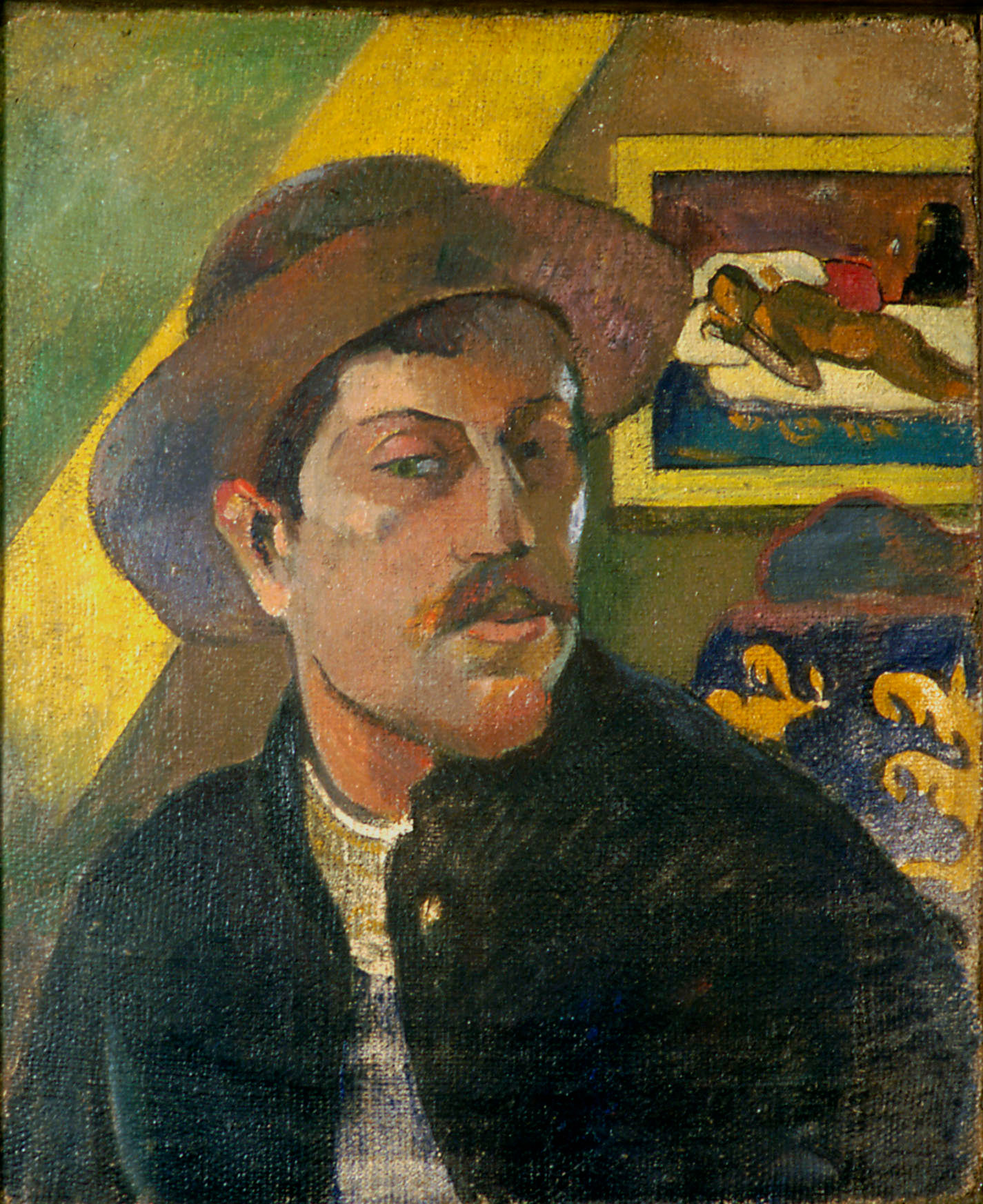 Autoportrait de Paul Gauguin avec chapeau, en 1893-94 dans son atelier, devant son tableau ’Manao tupapau’. Musée d’Orsay.