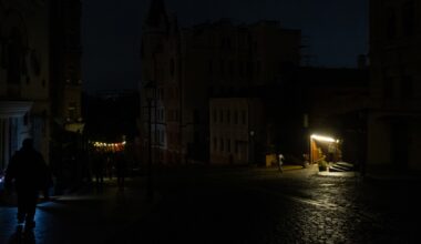 Un homme marche dans la descente Andriivskyi, éclairée par quelques guirlandes lumineuses, à Kiev, en Ukraine, le 24 octobre 2025. Des coupures d'électricité programmées sont mises en place à Kiev en raison des attaques systématiques de la Russie contre les infrastructures énergétiques ukrainiennes. (Photo de Kirill Chubotin/Ukrinform/NurPhoto) NE PAS UTILISER LA RUSSIE. NE PAS UTILISER LA BIÉLORUSSIE. (Photo par Ukrinform/NurPhoto) (Photo par Kirill Chubotin / NurPhoto via AFP)