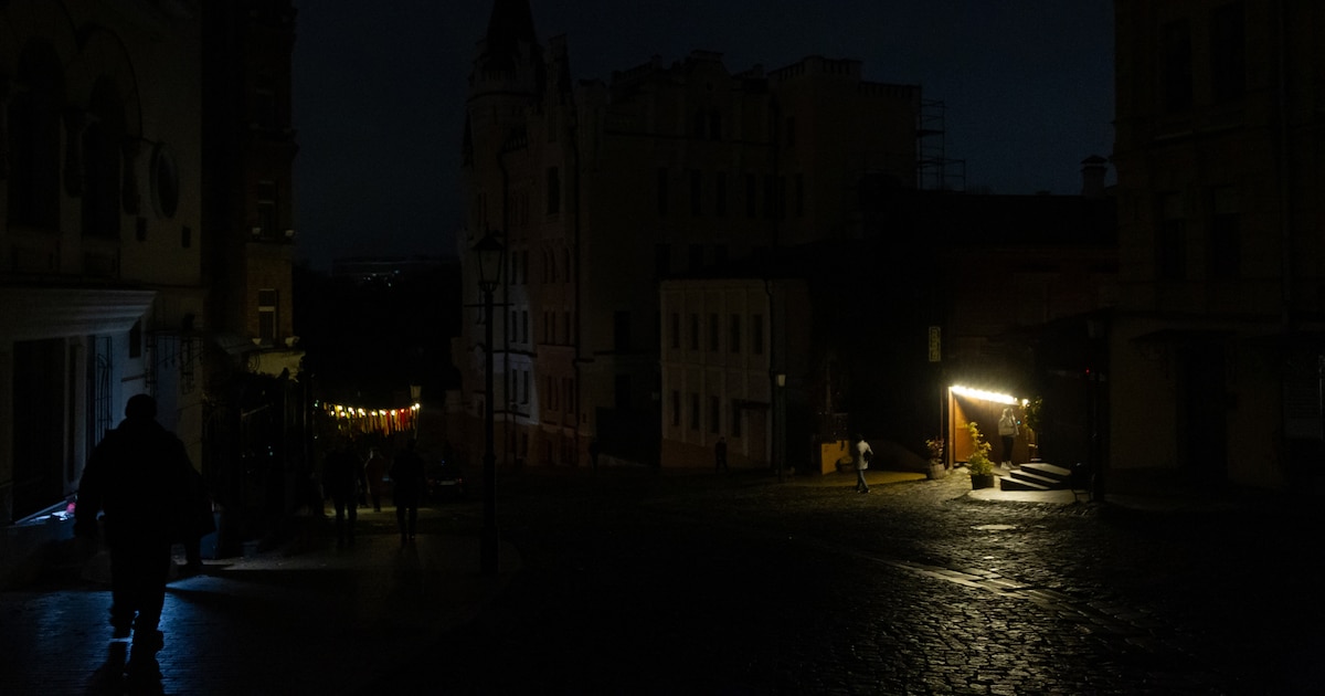 Un homme marche dans la descente Andriivskyi, éclairée par quelques guirlandes lumineuses, à Kiev, en Ukraine, le 24 octobre 2025. Des coupures d'électricité programmées sont mises en place à Kiev en raison des attaques systématiques de la Russie contre les infrastructures énergétiques ukrainiennes. (Photo de Kirill Chubotin/Ukrinform/NurPhoto) NE PAS UTILISER LA RUSSIE. NE PAS UTILISER LA BIÉLORUSSIE. (Photo par Ukrinform/NurPhoto) (Photo par Kirill Chubotin / NurPhoto via AFP)