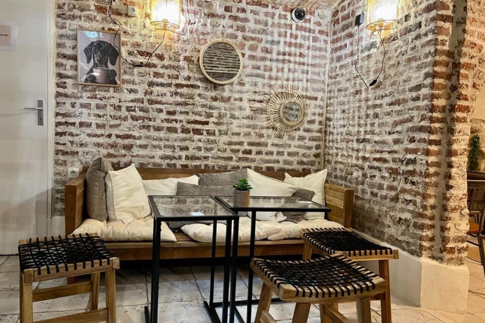 Une cave joliment aménagée attend les curieux au sous-sol du coffee shop Lüm.