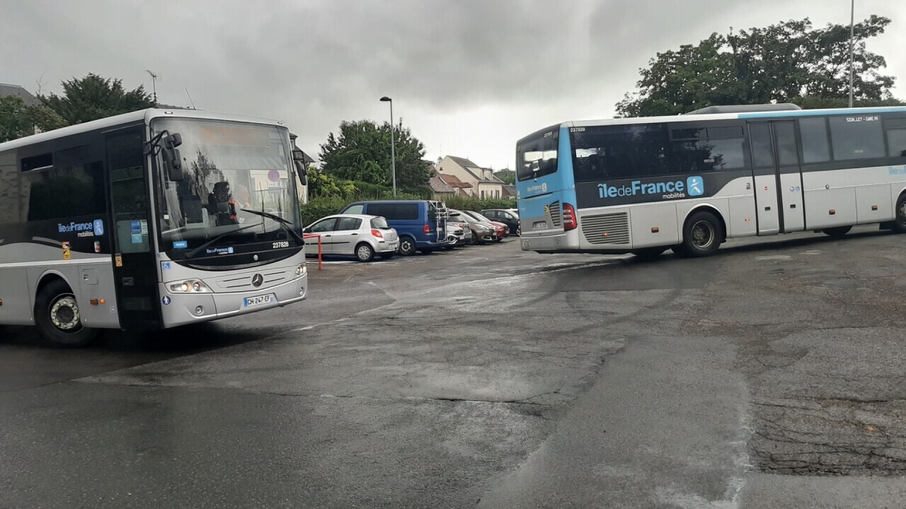 mouvement social et bus à l’arrêt en vue dans le Sud-Yvelines