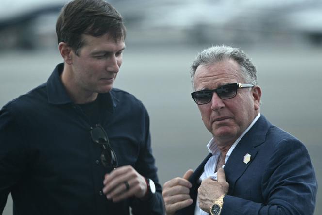 L’envoyé spécial américain, Steve Witkoff, et Jared Kushner à l’aéroport de Teterboro (New Jersey), en juillet 2025.