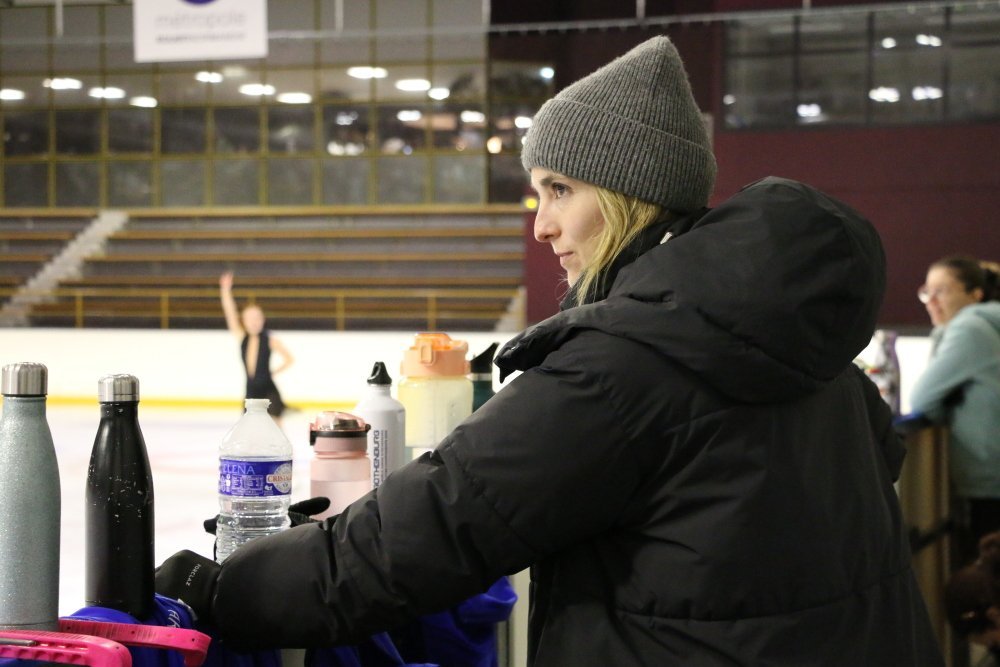 Alicia Buquet est l'entraîneur de l'équipe senior des Jeanne d'Arc, Rouen Olympique Club, depuis le mois de mai. Plus jeune, elle a patiné dans cette équipe, ce qui lui a permis de participer une dizaine de fois à la French Cup.