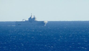 Marseille. Cet impressionnant navire de guerre arrive près du Vieux-Port, voici pourquoi