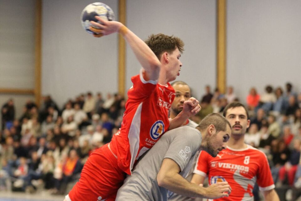 Luka Guillochon marque au-dessus de Davorin Vujovic, l'ancien joueur du Caen Handball. La réserve des Vikings a écrasé Rouen.