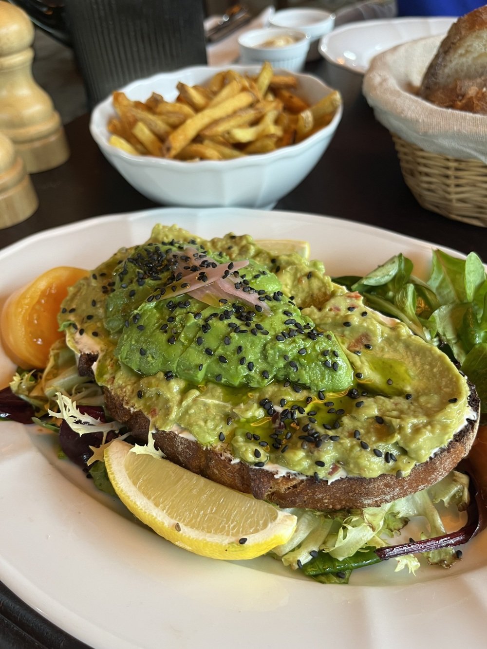 L'avocado toast et ses frites.